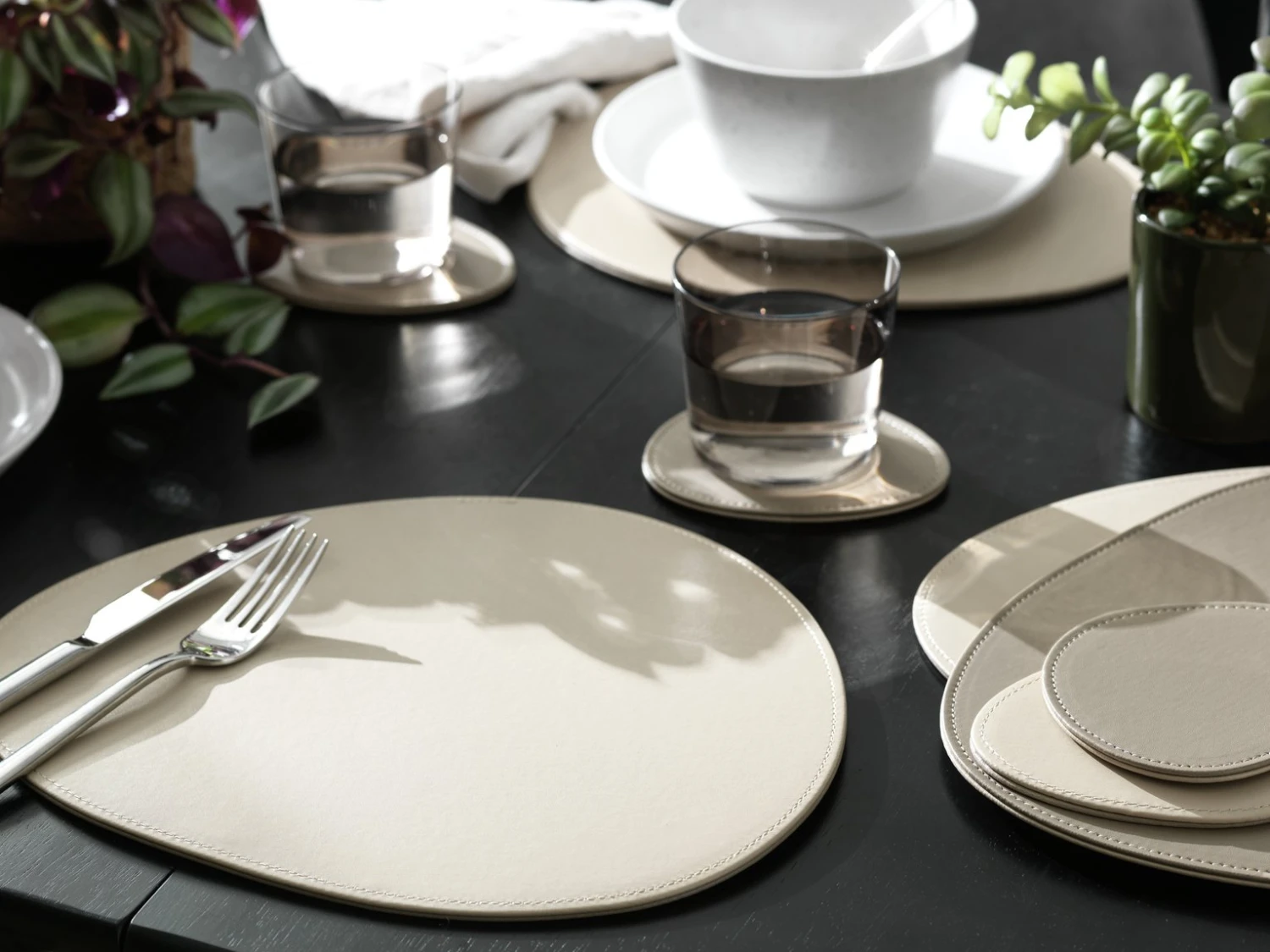 Habitat Set Of 4 Faux Leather Pebble Placemats And Coasters - Image 2